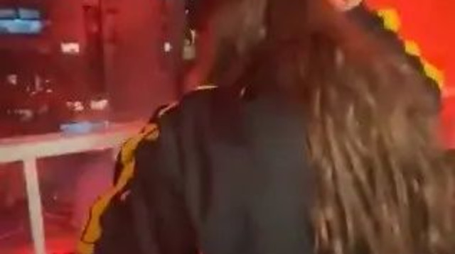 אוהדי בית"ר מחזקים ילדה שעוברת חרם (צילום: אתר רשמי, מתוך אינסטגרם)