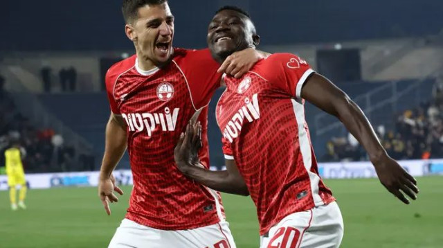 כבר פחות מרשימים, ועדיין נותנים תחושת ביטחון. ביטון וקאנגווה (צילום: דני מרון)