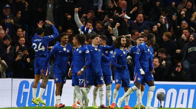 שחקני צ'לסי חוגגים עם טרבו צ'אלובה (צילום: רויטרס)