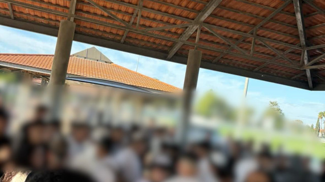 תלמידים בבאר טוביה מוחים על איסור הנחת התפילין בשטח בית הספר (צילום: ללא קרדיט)