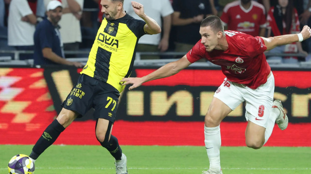 עומר אצילי שחקן בית"ר ירושלים לפני אנדריאן קרייב שחקן הפועל תל אביב (צילום: דני מרון)