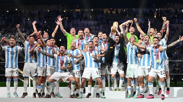 מסי מניף את גביע המונדיאל (צילום: Gettyimages)