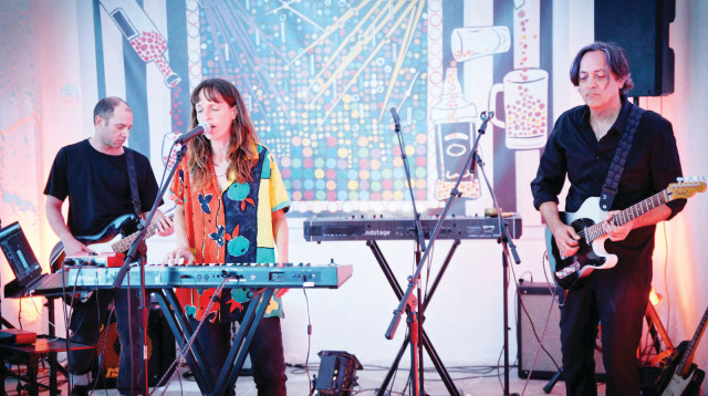 "סטיית תקן" (צילום: אופיר אברהמוב)