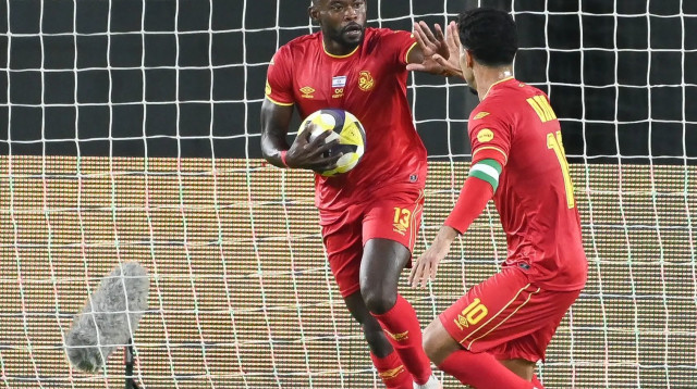 יוג'ין אנסה שחקן מ.ס. אשדוד חוגג שער (צילום: ברני ארדוב)