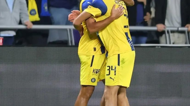 שחקני מכבי תל אביב, סייד אבו פרחי, דור פרץ (צילום: אודי ציטיאט)