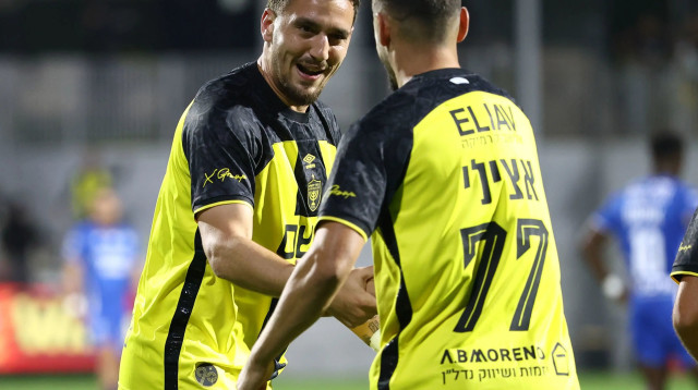 ירדן שועה שחקן בית"ר ירושלים חוגג עם עומר אצילי (צילום: דני מרון)