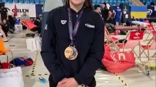 אנסטסיה גורבנקו עם מדליית ארד באליפות אירופה בבריכות קצרות (צילום: צילום מסך, .)