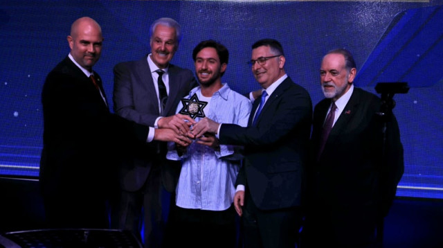 מימין: מייק האקבי, גדעון סער, עומר שם טוב, מייק אוונס ואמיר אוחנה (צילום: אלון שפיגל, משרד החוץ)