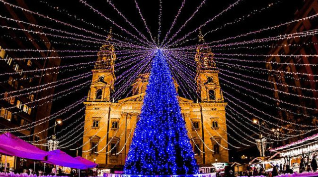 עץ חג המולד המואר בכיכר בזיליקת סנט סטפן בבודפשט, הונגריה (צילום: יח"צ)