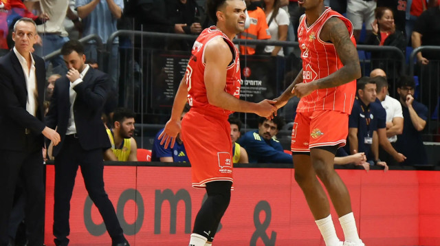 שחקני הפועל תל אביב אלייז'ה בריאנט, אנטוניו בלייקני (צילום: דני מרון)