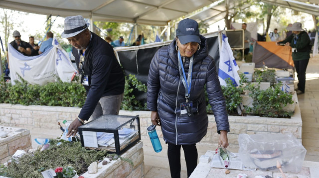 הנחת דגלי ישראל ופרחים על קברי החללים בהר הרצל (צילום: יוסי זמיר)