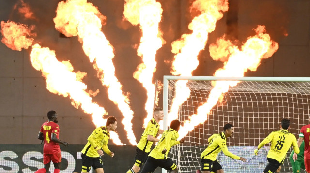 שחקני מכבי נתניה חוגגים עם מתאוס דאבו (צילום: ברני ארדוב)