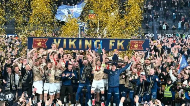 שחקני קבוצת ויקינג חוגגים זכייה באליפות נורבגיה (צילום: אתר רשמי, מתוך טוויטר)