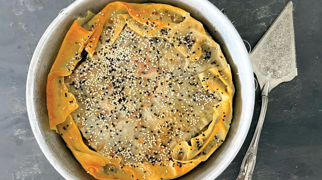 פשטידת תרד וגבינה - המאפה אחרי אפייה (צילום: פסקל פרץ-רובין)