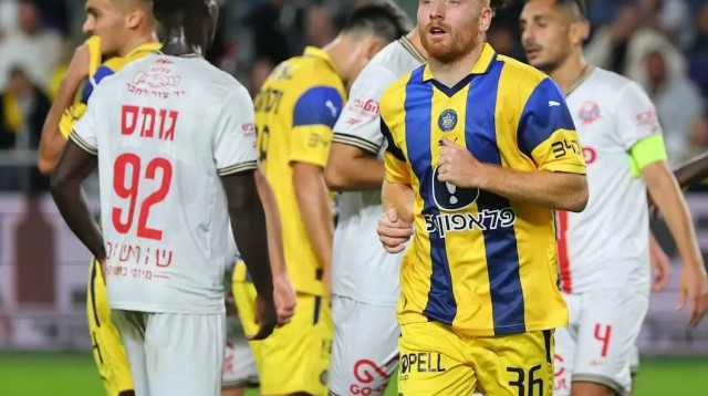 שחקן מכבי תל אביב, עידו שחר (צילום: אודי ציטיאט)