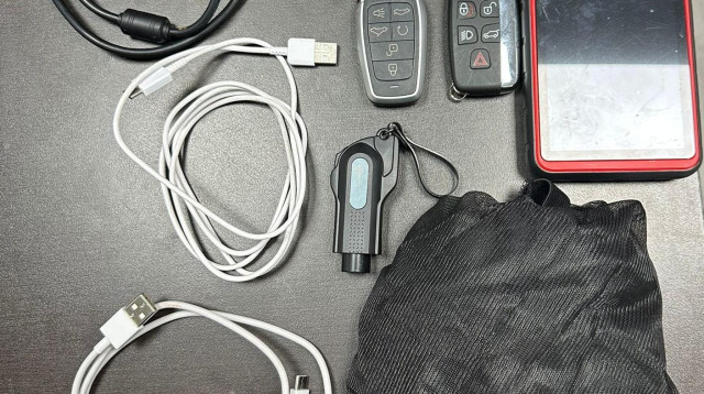 הציוד שנתפס ברשות החשוד (צילום: דוברות המשטרה)