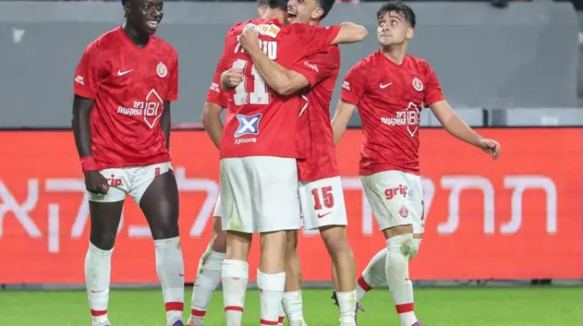 הפנים כבר למכבי חיפה. שחקני הפועל תל אביב חוגגים (צילום: דני מרון)