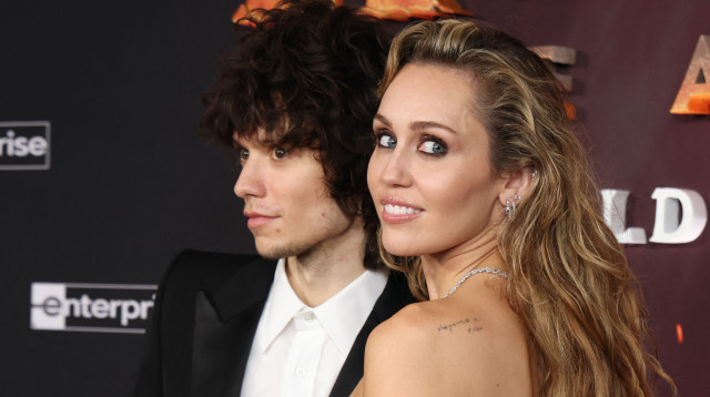 מיילי סיירוס ומקס מורנדו (צילום:  VALERIE MACON / AFP via Getty Images)