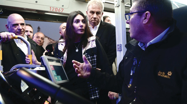 מירי רגב באוטובוס (צילום: אבשלום ששוני)