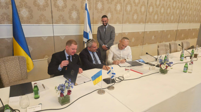 החתימה על ההסכם (צילום: יח"צ)