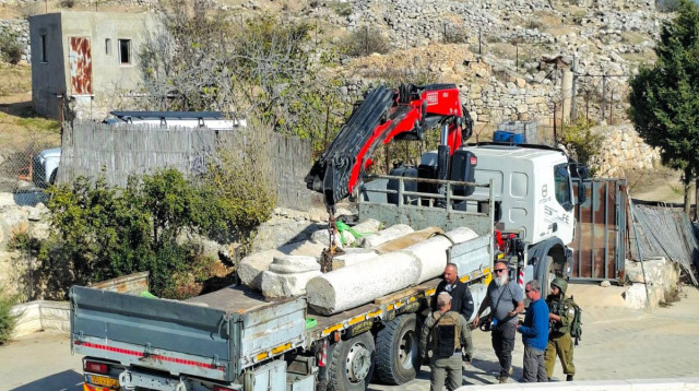 כותרות ועמודי אבן מהתקופה הביזנטית שהוצגו כפריטי נוי בתוך הווילה ונתפסו (צילום: דוברות מתפ"ש)