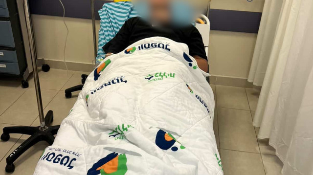 אחד התלמידים בחדר המיון בבית החולים  (צילום: מעריב אונליין)