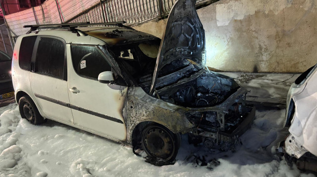 מכונית שהוצתה בשכונת הדר בחיפה (צילום: דוברות כבאות והצלה)