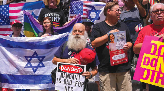הפגנה נגד ממדאני לפני הבחירות בניו יורק  (צילום: רויטרס)