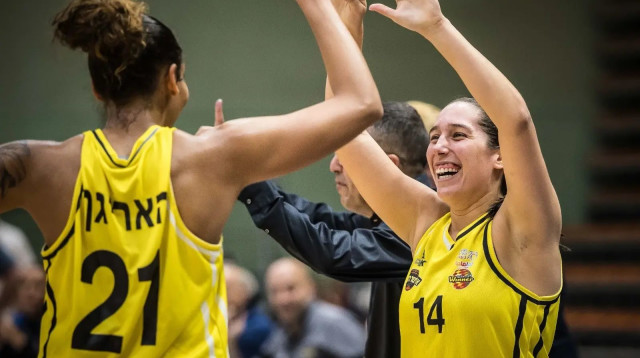 מאי רווח שחקנית אליצור רמלה עם מיקיה האריגן (צילום: אתר רשמי, עודד קרני, איגוד הכדורסל)