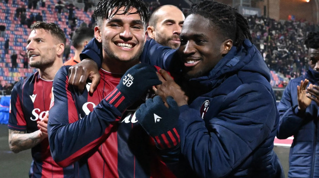 ג'ונתן רואו, סנטיאגו קסטרו שחקני בולוניה חוגגים (צילום: GettyImages, Image Photo Agency)