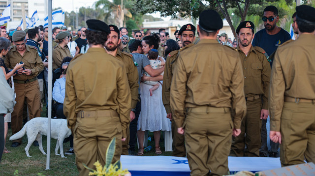 הלווייתו של רס''ל (במיל') אריאל לובלינר בבית העלמין צור שלום בקרית ביאליק, 1.9.25 (צילום: פלאש 90,איתי כהן)