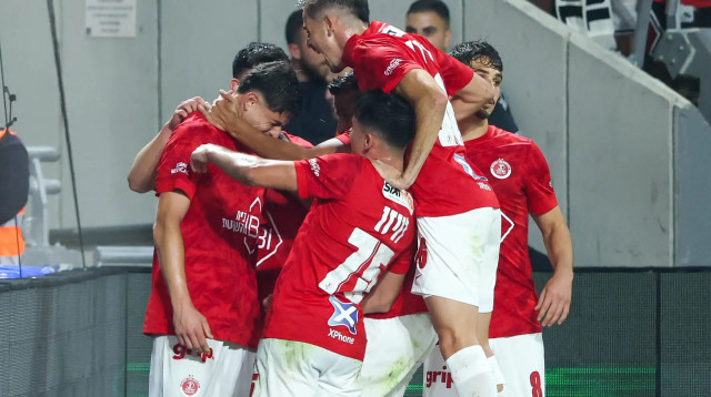 שחקני הפועל תל אביב חוגגים עם סתיו טוריאל (צילום: דני מרון)