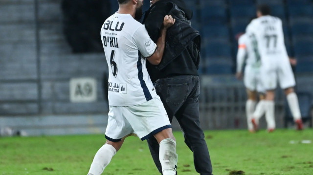 אדהם האדיה מאמן מכבי בני ריינה עם איהאב גנאים (צילום: ברני ארדוב)