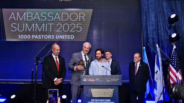 מייק אוונס עם משלחת של 1,000 כמרים בישראל (צילום: אלון שפיגל)