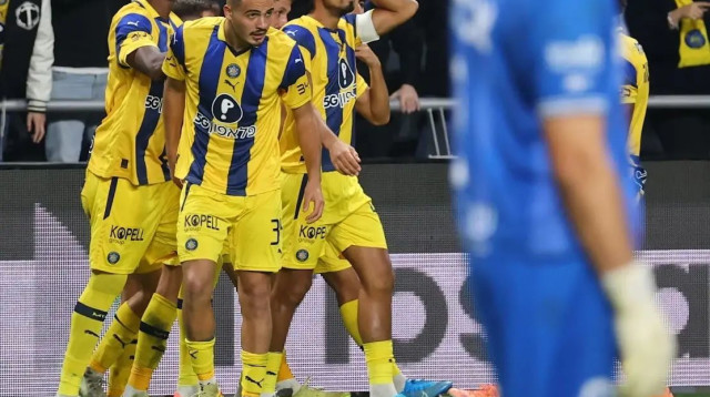 שחקני מכבי תל אביב חוגגים (צילום: אודי ציטיאט)