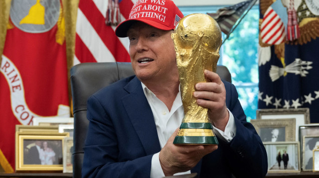דונלד טראמפ נשיא ארה"ב עם גביע העולם לקראת מונדיאל 2026 (צילום: GettyImages, ANDREW CABALLERO-REYNOLDS/AFP)
