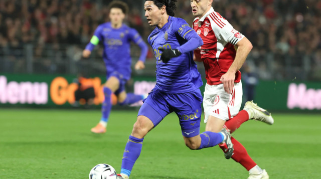 טאקומי מינאמינו שחקן מונאקו לפני ברנדן שרדונה שחקן ברסט (צילום: GettyImages, FRED TANNEAU/AFP)