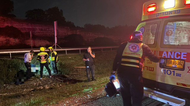 זירת התאונה בכביש 6, הולך רגל נהרג מפגיעת רכב (צילום: תיעוד מבצעי מד"א)