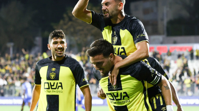 ירדן שועה שחקן בית"ר ירושלים חוגג עם עומר אצילי (צילום: דני מרון)