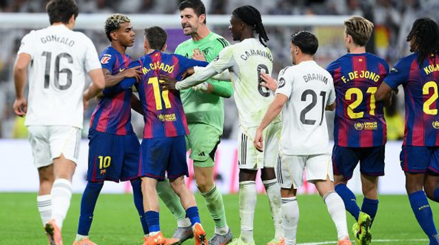 ברצלונה וריאל מדריד בעוד קלאסיקו סוער (צילום: David Ramos)