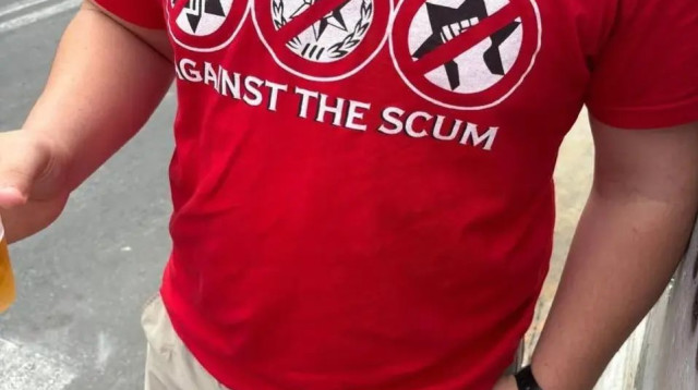 חולצת אוהדי אולטראס הפועל תל אביב בגינה העימות עם המשטרה (צילום: מערכת וואלה, לפי סעיף 27א')