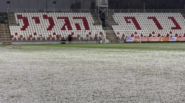 ברד על הדשא, אצטדיון גרין לפני המשחק של מכבי בני ריינה מול בני סכנין (צילום: מאור אלקסלסי)