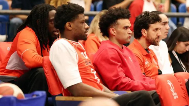 שחקני הפועל תל אביב (צילום: קובי אליהו)