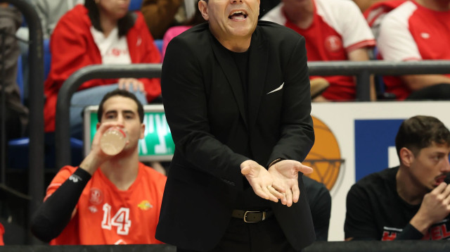 מאמן הפועל תל אביב דימיטריס איטודיס (צילום: דני מרון)