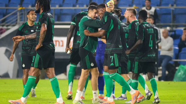 שחקני מכבי חיפה חוגגים (צילום: קובי אליהו)