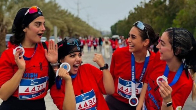 נשים איראניות רצות מרתון ללא חיג'אב (צילום: צילום מסך מתוך X (לשעבר טוויטר))