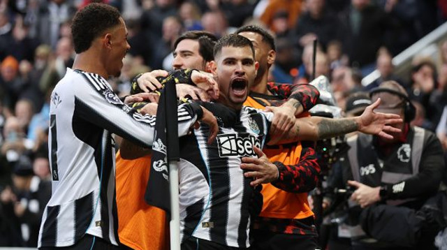 הטריף את האוהדים. שחקני ניוקאסל חוגגים עם ברונו גימראייש אחרי השער הנדיר (צילום: Getty images)