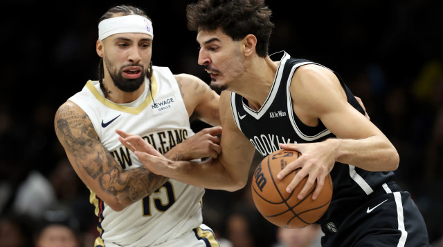 בן שרף שחקן ברוקלין נטס מול חוסה אלברדו שחקן ניו אורלינס פליקנס (צילום: GettyImages, Pamela Smith)