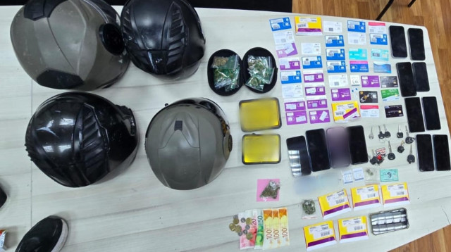 הרכוש שנתפס בדירה במתחם הבורסה ברמת גן  (צילום: דוברות המשטרה)