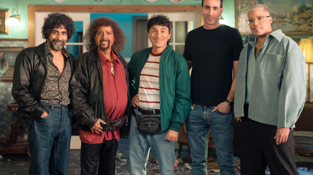 שלישיית "מה קשור" וסטטיק עם סמנכ"ל השיווק והתוכן בקבוצת פרטנר, אסף אביב (צילום: מיכה לובטון)